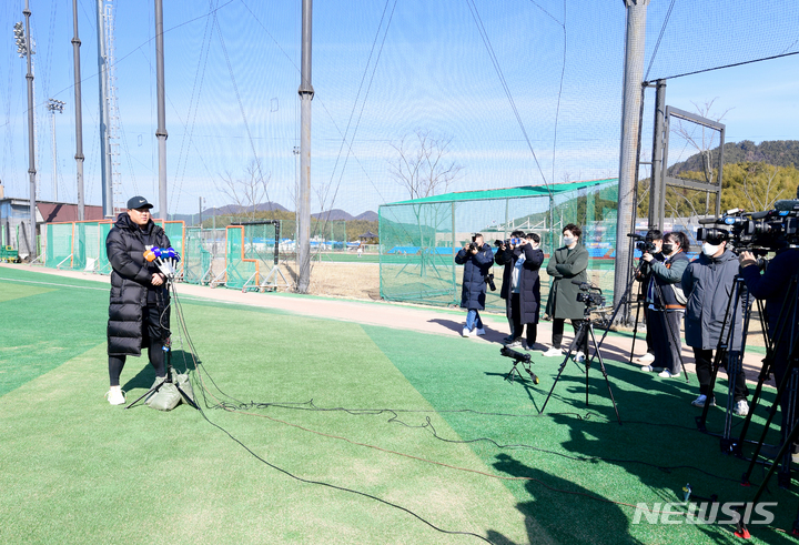[거제=뉴시스] 차용현 기자 = 3일 오전 한화 이글스 스프링캠프가 있는 경남 거제시 하청스포츠타운을 찾은 메이저리그(MLB) 토론토 블루제이스 류현진이 기자들과 만나 인터뷰를 하고 있다. 2022.02.03. con@newsis.com