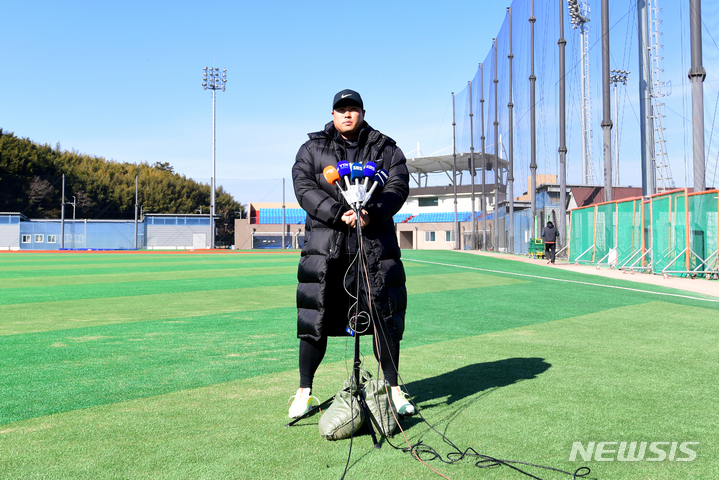 [거제=뉴시스] 차용현 기자 = 3일 오전 한화 이글스 스프링캠프가 있는 경남 거제시 하청스포츠타운을 찾은 메이저리그(MLB) 토론토 블루제이스 류현진이 기자들과 만나 인터뷰를 하고 있다. 2022.02.03. con@newsis.com