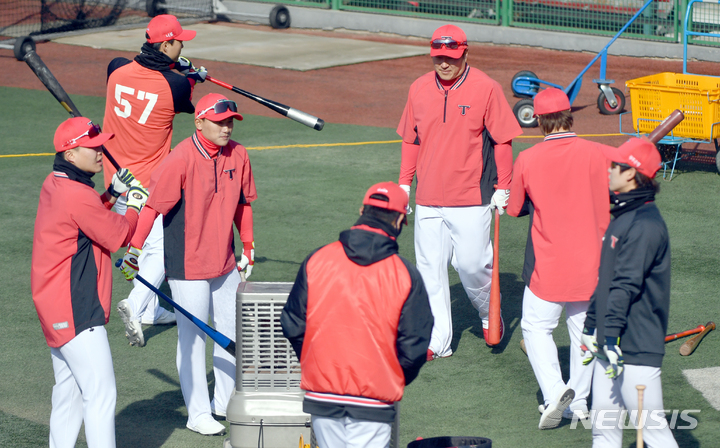 [함평=뉴시스] 류형근 기자 = 프로야구 KIA 타이거즈 최형우 등 타자들이 3일 오전 전남 함평군 KIA챌린저스필드에서 열리는 2022시즌 대비 동계훈련에 앞서 이야기를 하고 있다. 2022.02.03. hgryu77@newsis.com
