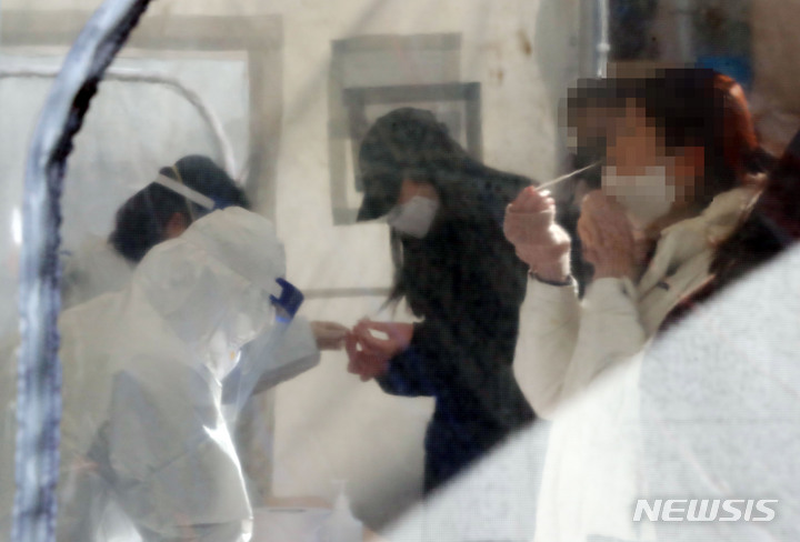[부산=뉴시스] 하경민 기자 = 부산에서도 코로나19 신속항원검사가 전면 시행된 지난 3일 오전 부산진구 보건소 선별진료소를 찾은 시민들이 신속항원검사를 하고 있다. 2022.02.03. yulnetphoto@newsis.com