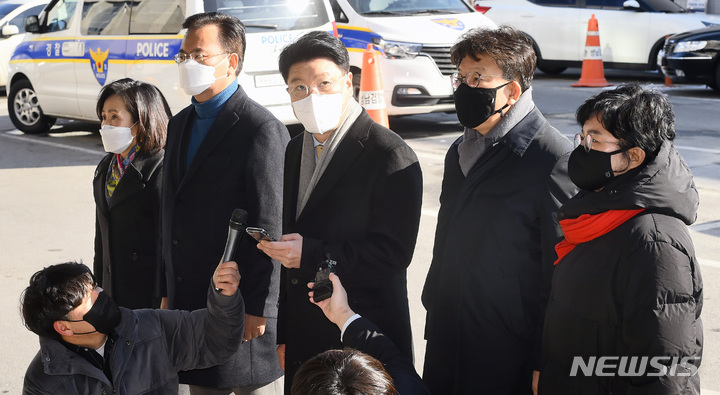 [성남=뉴시스] 국회사진기자단 = 국회 법제사법위원회 국민의힘 장제원 간사가(가운데) 3일 오전 '성남FC 불법 후원금 수사 무마 의혹'에 대해 항의를 하기 위해 경기도 성남시 수원지방검찰청 성남지청을 방문해 입장 발표를 하고 있다. 이날 박은정 성남지청장과의 면담은 무산됐다. 2022.02.03. photo@newsis.com