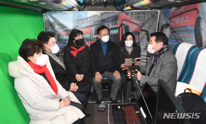 [성남=뉴시스] 국회사진기자단 = 국회 법제사법위원회 국민의힘 의원들이 3일 오전 '성남FC 불법 후원금 수사 무마 의혹'에 대해 항의를 하기 위해 경기도 성남시 수원지방검찰청 성남지청을 방문했지만 무산된 뒤 정문 앞에 놓인 대장동 개발사업을 비판하는 ‘대장동 버스’에 탑승해 관계자와 대화를 나누고 있다. 2022.02.03. photo@newsis.com