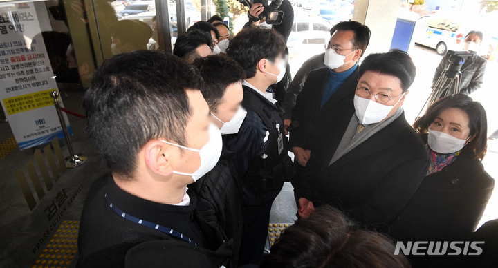 [성남=뉴시스] 국회사진기자단 = 국회 법제사법위원회 국민의힘 의원들이 3일 오전 '성남FC 불법 후원금 수사 무마 의혹'에 대해 항의를 하기 위해 경기도 성남시 수원지방검찰청 성남지청을 방문하고 있다. 이날 박은정 성남지청장과의 면담은 무산됐다. 2022.02.03. photo@newsis.com