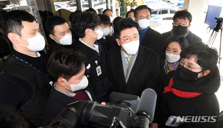 [성남=뉴시스] 국회사진기자단 = 국회 법제사법위원회 국민의힘 의원들이 3일 오전 '성남FC 불법 후원금 수사 무마 의혹'에 대해 항의를 하기 위해 경기도 성남시 수원지방검찰청 성남지청을 방문하고 있다. 이날 박은정 성남지청장과의 면담은 무산됐다. 2022.02.03. photo@newsis.com