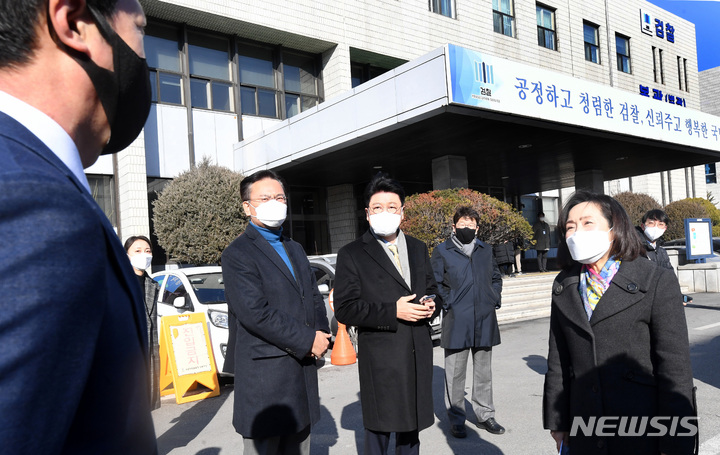 [성남=뉴시스] 국회사진기자단 = 국회 법제사법위원회 국민의힘 의원들이 3일 오전 '성남FC 불법 후원금 수사 무마 의혹'에 대해 항의를 하기 위해 경기도 성남시 수원지방검찰청 성남지청을 방문하고 있다. 이날 박은정 성남지청장과의 면담은 무산됐다. 2022.02.03. photo@newsis.com