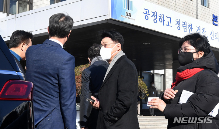 [성남=뉴시스] 국회사진기자단 = 국회 법제사법위원회 국민의힘 의원들이 3일 오전 '성남FC 불법 후원금 수사 무마 의혹'에 대해 항의를 하기 위해 경기도 성남시 수원지방검찰청 성남지청을 방문하고 있다. 이날 박은정 성남지청장과의 면담은 무산됐다. 2022.02.03. photo@newsis.com