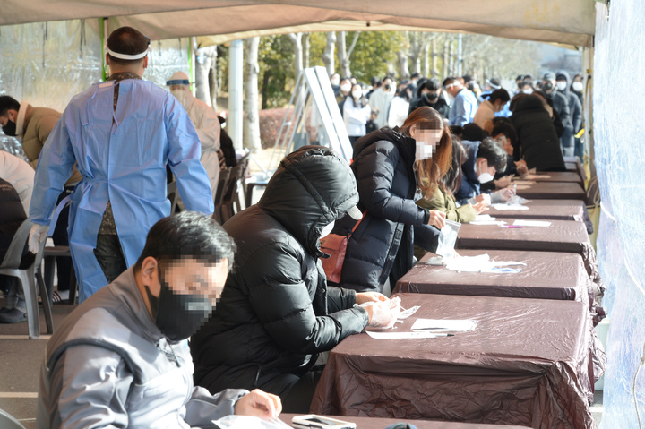 [울산=뉴시스] 배병수 기자 = 코로나19 자가검사키트를 활용한 신속항원검사 시행 첫날인 3일 오전 울산 중구 종합운동장 선별진료소에서 시민들이 신속항원검사를 하고 있다. 2022.02.03. bbs@newsis.com