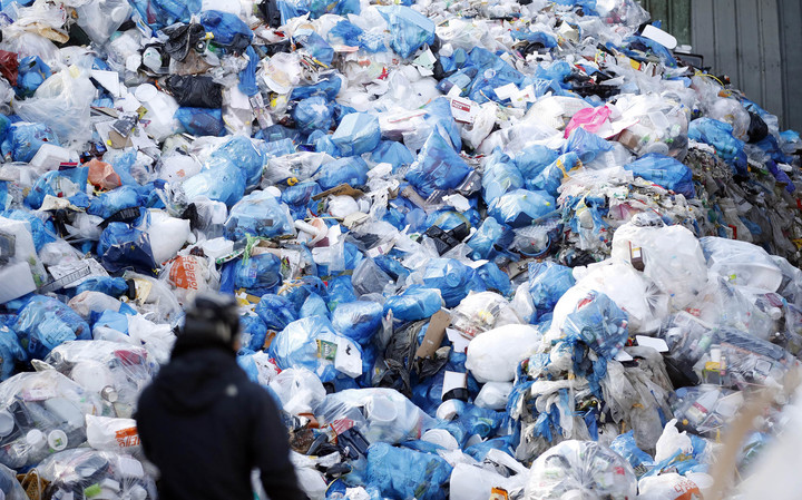 [광주=뉴시스] 설 연휴 다음날인 3일 광주 북구 재활용선별장에서 명절 기간 중 급증한 배출 쓰레기가 산을 이루고 있다. (사진=광주 북구 제공) 2022.02.03. photo@newsis.com *재판매 및 DB 금지