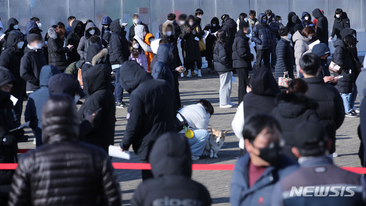 [서울=뉴시스] 권창회 기자 = 코로나19 신규 확진자가 2만2,907명으로 연일 최고치를 기록하고 있는 지난 3일 오후 서울 마포구 월드컵공원 평화광장 임시선별검사소에서 시민들이 신속항원검사를 받기 위해 대기하고 있다. 2022.02.03. kch0523@newsis.com
