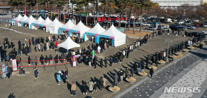 [서울=뉴시스] 권창회 기자 = 코로나19 일일 신규 확진자가 연일 최다를 기록한 지난 3일 오후 서울 마포구 월드컵공원 평화광장 임시선별검사소에서 시민들이 신속항원검사(RAT)를 받기 위해 대기하고 있다. 2022.02.03. kch0523@newsis.com