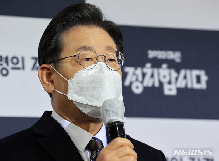 [서울=뉴시스] 국회사진기자단 = 이재명 더불어민주당 대선 후보가 3일 서울 여의도 KBS에서 열린 방송3사 합동 초청 '2022 대선 후보 토론'에 참석하며 인터뷰를 하고 있다. 2022.02.03. photo@newsis.com