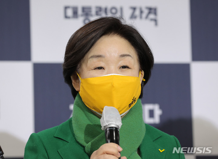 [서울=뉴시스] 국회사진기자단 = 심상정 정의당 대선 후보가 지난 3일 서울 여의도 KBS에서 열린 방송3사 합동 초청 '2022 대선 후보 토론'에 참석하며 인터뷰를 하고 있다. 2022.02.03. photo@newsis.com