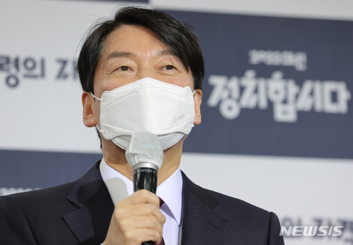 [서울=뉴시스] 국회사진기자단 = 안철수 국민의당 대선 후보가 3일 서울 여의도 KBS에서 열린 방송3사 합동 초청 '2022 대선 후보 토론'에 참석하며 인터뷰를 하고 있다. 2022.02.03. photo@newsis.com