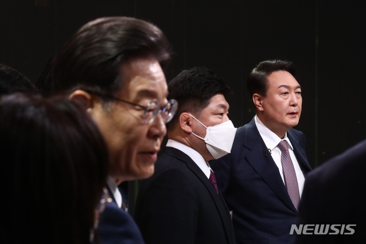[서울=뉴시스] 국회사진기자단 = 이재명 더불어민주당, 윤석열 국민의힘 대선 후보가 3일 서울 여의도 KBS에서 열린 방송 3사 합동 초청 '2022 대선 후보 토론' 준비를 하고 있다. 2022.02.03. photo@newsis.com