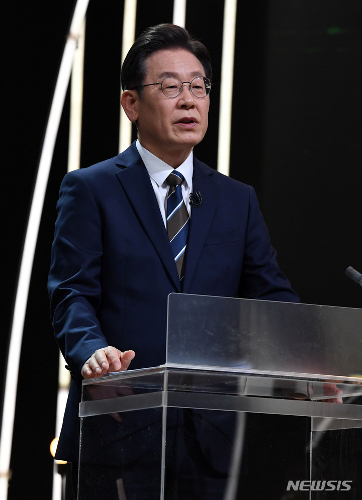 [서울=뉴시스] 국회사진기자단 = 이재명 더불어민주당 대선 후보가 3일 서울 여의도 KBS에서 열린 방송 3사 합동 초청 '2022 대선 후보 토론' 준비를 하고 있다. 2022.02.03. photo@newsis.com