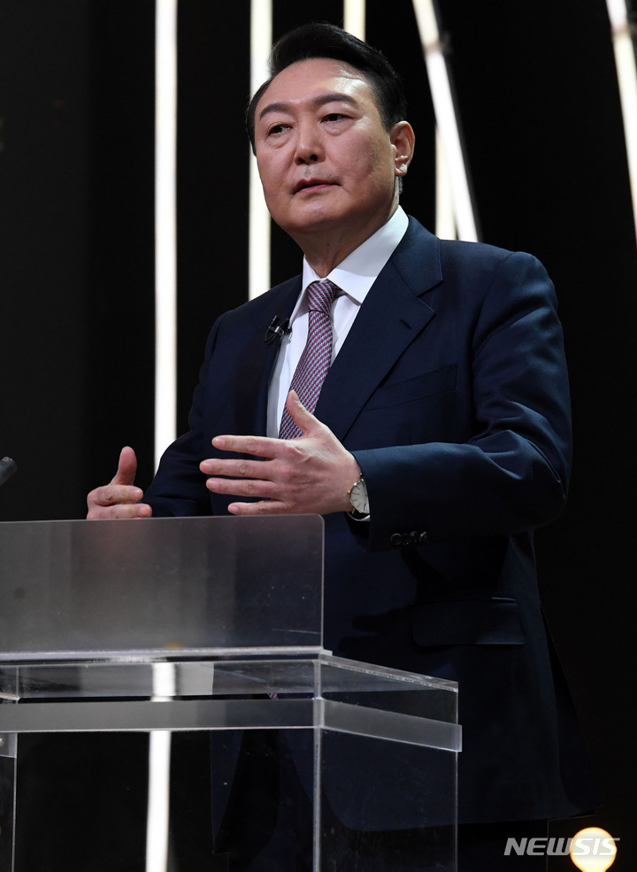 [서울=뉴시스] 국회사진기자단 = 윤석열 국민의힘 대선 후보가 3일 서울 여의도 KBS에서 열린 방송 3사 합동 초청 '2022 대선 후보 토론' 준비를 하고 있다. 2022.02.03. photo@newsis.com