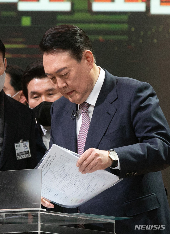 [서울=뉴시스] 국회사진기자단 = 윤석열 국민의힘 대선 후보가 3일 서울 여의도 KBS에서 열린 방송 3사 합동 초청 '2022 대선 후보 토론' 준비를 하고 있다. 2022.02.03. photo@newsis.com