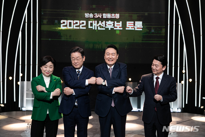 [서울=뉴시스] 국회사진기자단 = 3일 서울 여의도 KBS에서 열린 방송 3사 합동 초청 '2022 대선 후보 토론'에 앞서 후보들이 기념촬영하고 있다. 왼쪽부터 심상정 정의당, 이재명 더불어민주당, 윤석열 국민의힘, 안철수 국민의당 대선 후보. 2022.02.03. photo@newsis.com