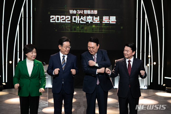 [서울=뉴시스] 국회사진기자단 = 3일 서울 여의도 KBS에서 열린 방송 3사 합동 초청 '2022 대선 후보 토론'에 앞서 후보들이 기념촬영하고 있다. 왼쪽부터 심상정 정의당, 이재명 더불어민주당, 윤석열 국민의힘, 안철수 국민의당 대선 후보. 2022.02.03. photo@newsis.com