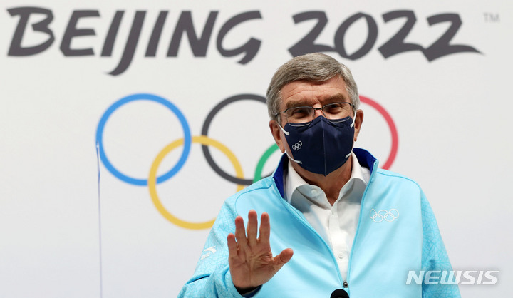 [베이징(중국)=뉴시스] 홍효식 기자 = 토마스 바흐 국제올림픽위원회(IOC) 위원장이 베이징 동계 올림픽을 하루 앞둔 3일 오후 중국 베이징 메인 미디어 센터에서 기자회견을 하기 위해 입장하고 있다. 2022.02.03. yesphoto@newsis.com