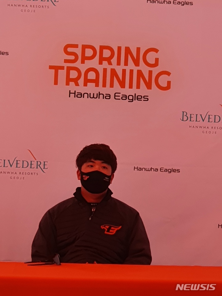 [거제=뉴시스] 김희준 기자 = 프로야구 한화 이글스의 강재민이 3일 경남 거제 하청스포츠타운에서 취재진과 인터뷰를 하고 있다. 2022.02.04 jinxijun@newsis.com