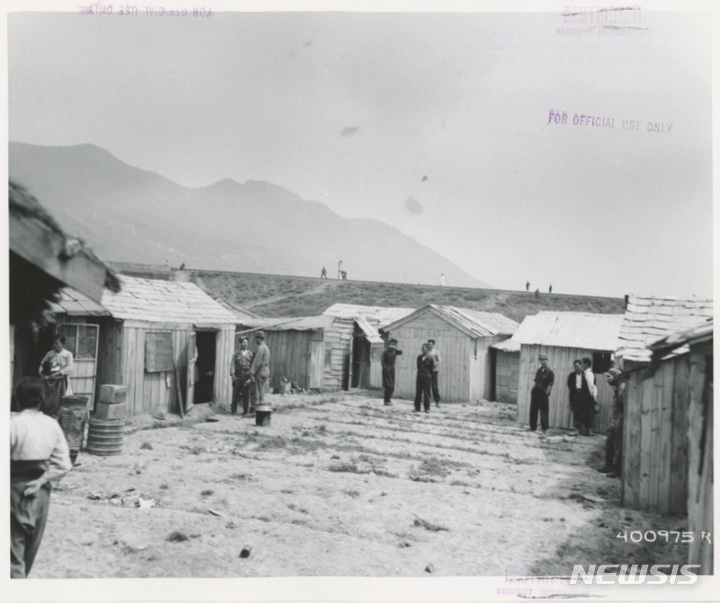 1952년 5월 미군 통신대(Signal Corps)가 부산 태평양지구사령부(PAC, 276Pacific Area Command) 구역에서 유엔군 '위안소'로 추정되는 성매매 업소(houses of ill repute)를 촬영한 사진. 박정미. 2019. 「건강한 병사(와 ‘위안부’) 만들기: 주한미군 성병 통제의 역사, 1950-1977년」. 『사회와 역사』124. 277쪽에서 재인용.