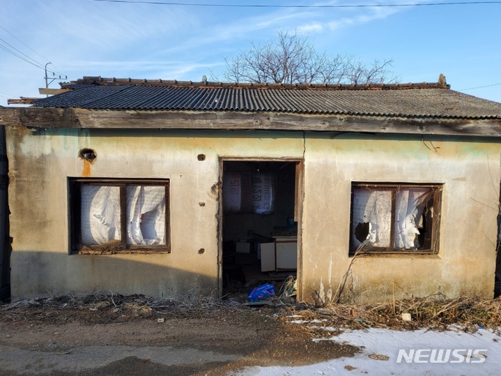 [평택=뉴시스] 이병희 기자 = 1960~70년대 평택시 현덕면 '성병진료소' 건물. 1982년 덕목보건소로 사용됐다. 지금은 폐가로 남아있다. 2022.02.04. iambh@newsis.com