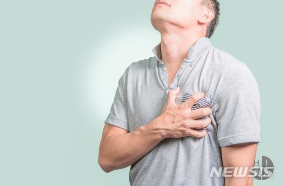 [서울=뉴시스] 폐동맥고혈압은 심장에서 폐로 혈액을 운반하는 폐동맥 내의 혈압이 상승해 혈관이 두꺼워지고 폐의 혈액 순환이 저하되면서 쉽게 숨 차고 피로해지는 질환이다. (사진=건강보험심사평가원 제공, 기사 내용과 관련 없습니다) 2022.02.04