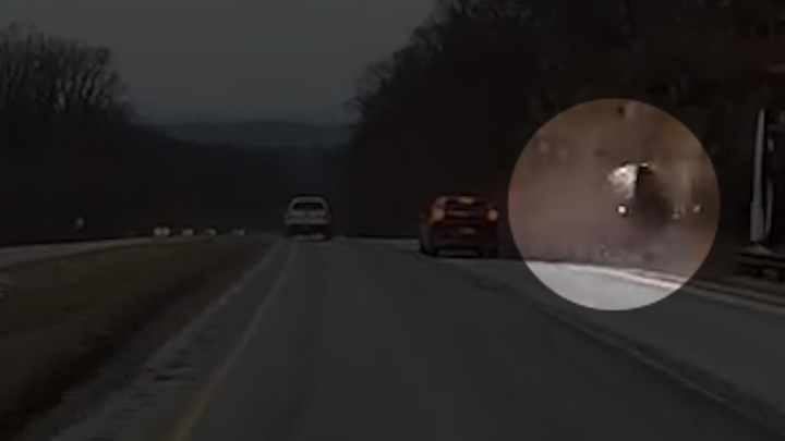 미국 펠리세이즈 파크웨이에서 추월경쟁을 벌이던 승용차가 중심을 잃고 차로를 벗어나 암벽에 충돌해 전복됐다. 출처:유튜브 Racerwong.Shooterwong *재판매 및 DB 금지