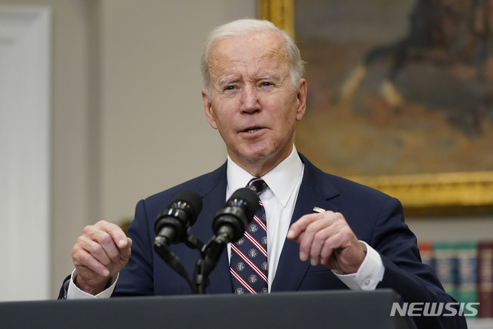 [워싱턴=AP/뉴시스] 조 바이든 미국 대통령이 3일(현지시간) 백악관 루스벨트룸에서 연설하고 있다. 2022.02.04.