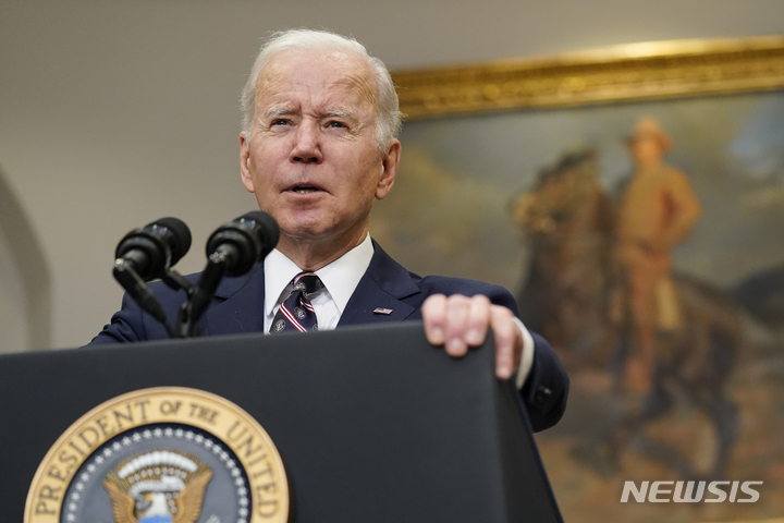 [워싱턴=AP/뉴시스]조 바이든 미국 대통령이 3일(현지시간) 백악관 루스벨트룸에서 이슬람국가(ISIS) 수괴 아부 이브라힘 알사히미 알쿠라이시 제거 작전과 관련해 연설하고 있다. 2022.02.03.