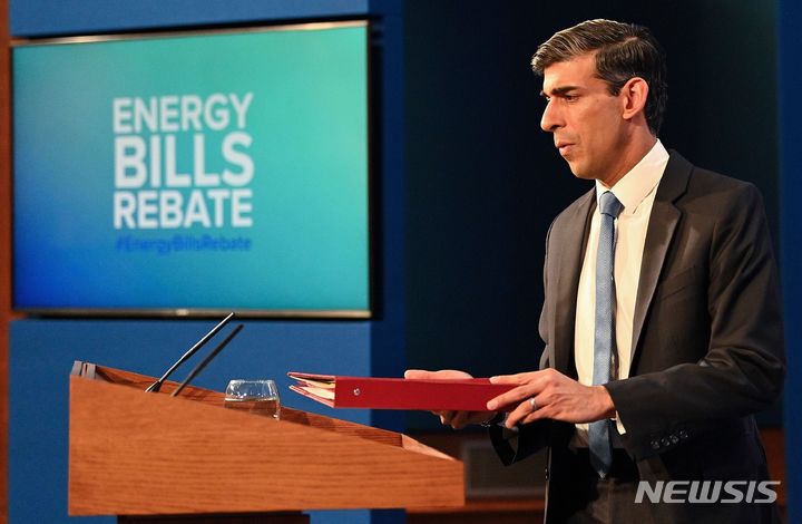 [런던=AP/뉴시스]리시 수낵 영국 재무장관이 지난 2월3일 다우닝가 브리핑룸에서 이날 천연가스 가격 급등에 따른 에너지 가격 54% 상승 승인에 대해 설명하고 있다. 3월 영국의 소비자물가가 가정용 에너지와 자동차 연료 가격 급등으로 30년 만에 가장 빠른 속도로 상승했다고 영국 통계청이 13일 발표했다. 2022.4.13