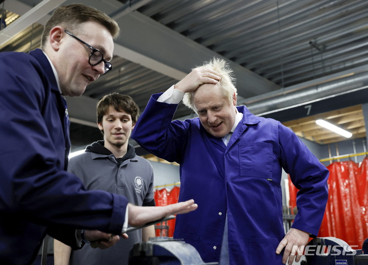 [미들턴(영국)=AP/뉴시스]보리스 존슨 영국 총리가 3일(현지시간) 그레이터 맨체스터 미들턴의 호프우드 홀 칼리지기술센터를 방문하고 있다. 보리스 존슨 영국 총리의 고위 참모 4명이 3일(현지시간) 사임, 궁지에 몰린 존슨 총리에게 새로운 혼란을 촉발했다. 2022.2.4