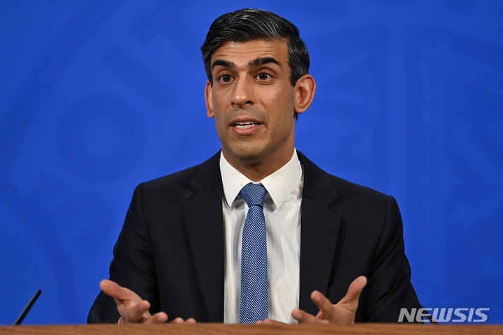 [런던=AP/뉴시스] 리시 수낙 영국 재무장관이 3일(현지시간) 런던 다우닝가에서 기자회견 하고 있다. 영국 에너지 규제 당국은 국제 천연가스 가격 급등으로 에너지 요금 상한(cap)이 54% 상승했다고 밝혔다. 2022.02.04.