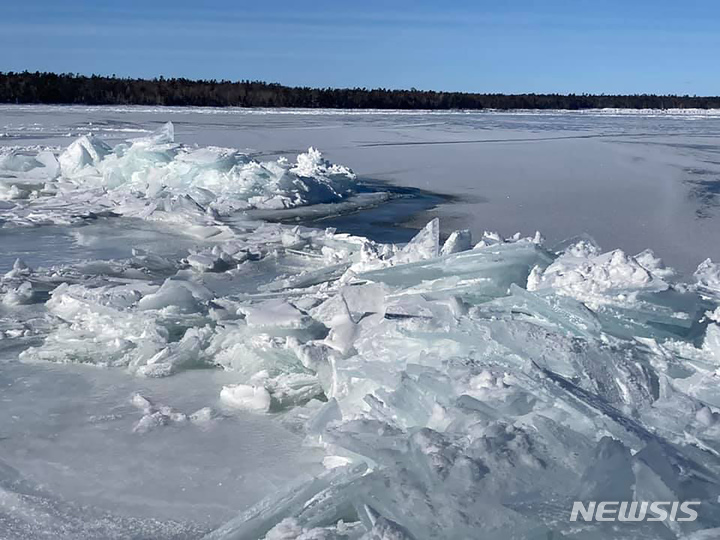 [AP/뉴시스] 미국 5대호 중 미시간호 연안인 위스콘신주 뉴포트 주립공원의 결빙상태. (지난해 2월15일 자료사진) 미국 5대호의 얼음및 수질과 지구온난화의 피해 데이터를 수집하기 위한 겨울철 조사단이 미시간호 오타리오 호 등 5대호 지역의 탐사를 본격적으로 시작했다. 