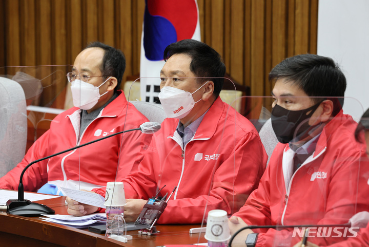 [서울=뉴시스] 전신 기자 = 김기현 국민의힘 원내대표가 4일 서울 여의도 국회에서 열린 원내대책회의에서 발언하고 있다. (공동취재사진) 2022.02.04. photo@newsis.com