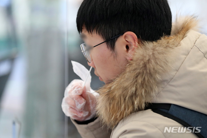 [서울=뉴시스] 백동현 기자 = 코로나19 신속항원검사 시행 이튿날인 4일 오전 서울 송파구보건소 선별검사소에서 한 시민이 신속항원검사를 하고 있다. 2022.02.04. livertrent@newsis.com