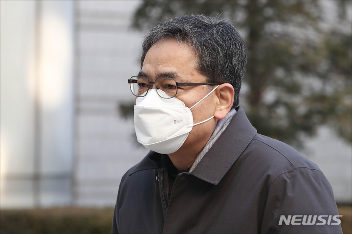 [서울=뉴시스] 추상철 기자 = 화천대유자산관리(화천대유) 측으로부터 아들이 거액의 퇴직금을 받아 논란이 된 곽상도 전 의원이 지난 4일 서울 서초구 서울중앙지법에서 열린 두번째 구속 전 피의자 심문(영장실질심사)에 출석하고 있다. (공동취재사진) 2022.02.04. photo@newsis.com