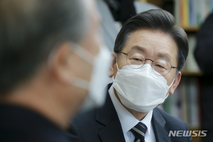 [서울=뉴시스] 국회사진기자단 = 이재명 더불어민주당 대선 후보가 4일 서울 광진구 한국천주교중앙협의회에서 마티아 이용훈 주교를 예방하고 있다. 2022.02.04. photo@newsis.com