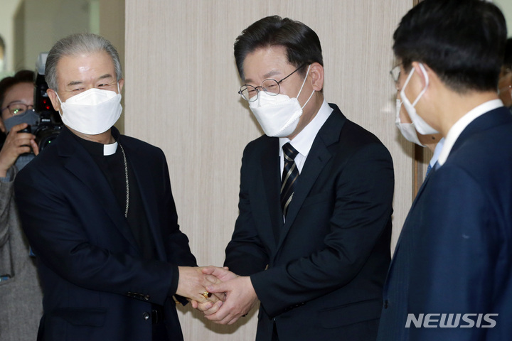 [서울=뉴시스] 국회사진기자단 = 이재명 더불어민주당 대선 후보가 4일 서울 광진구 한국천주교중앙협의회에서 마티아 이용훈 주교를 예방하고 있다. 2022.02.04. photo@newsis.com