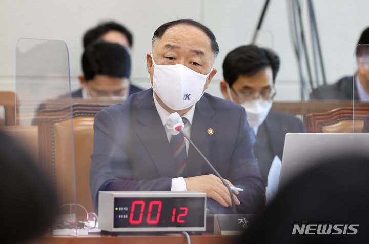 [서울=뉴시스] 전신 기자 = 홍남기 경제부총리 겸 기획재정부 장관이 4일 서울 영등포구 국회에서 열린 기획재정위원회 전체 회의에서 의원들의 질의에 답변하고 있다. (공동취재사진) 2022.02.04. photo@newsis.com