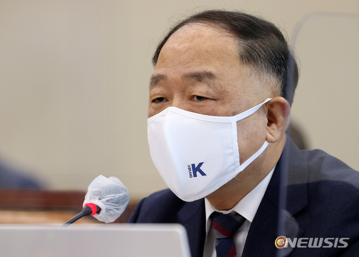 [서울=뉴시스] 전신 기자 = 홍남기 경제부총리 겸 기획재정부 장관이 4일 서울 여의도 국회에서 열린 기획재정위원회 전체회의에서 의원들의 질의에 답변하고 있다. (공동취재사진) 2022.02.04. photo@newsis.com