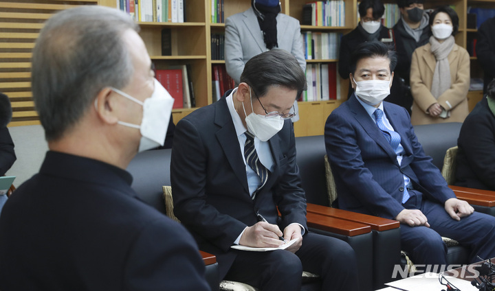 [서울=뉴시스] 국회사진기자단 = 이재명 더불어민주당 대선 후보가 4일 서울 광진구 한국천주교중앙협의회에서 마티아 이용훈 주교를 예방하고 있다. 2022.02.04. photo@newsis.com