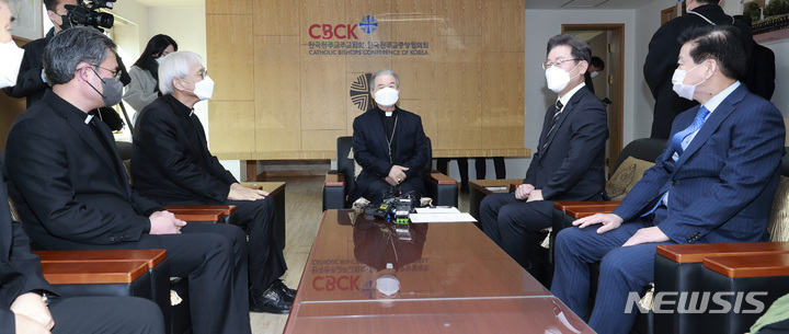 [서울=뉴시스] 국회사진기자단 = 이재명 더불어민주당 대선 후보가 4일 서울 광진구 한국천주교중앙협의회에서 마티아 이용훈 주교를 예방하고 있다. 2022.02.04. photo@newsis.com