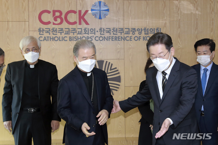 [서울=뉴시스] 국회사진기자단 = 이재명 더불어민주당 대선 후보가 4일 서울 광진구 한국천주교중앙협의회에서 마티아 이용훈 주교를 예방하고 있다. 2022.02.04. photo@newsis.com