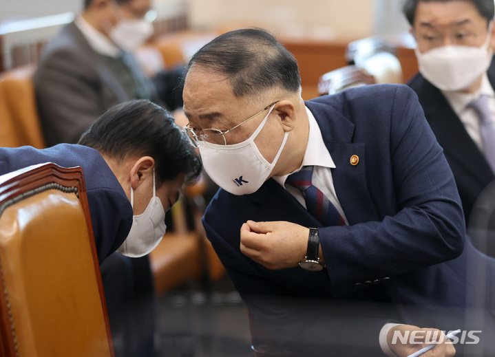 [서울=뉴시스] 전신 기자 = 홍남기 경제부총리 겸 기획재정부 장관이 4일 서울 여의도 국회에서 열린 기획재정위원회 전체회의에서 관계자와 대화하고 있다. (공동취재사진) 2022.02.04. photo@newsis.com