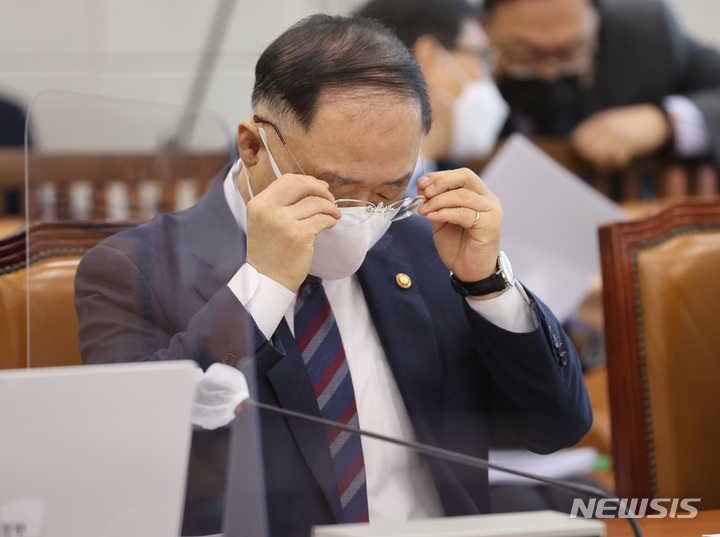 [서울=뉴시스] 전신 기자 = 홍남기 경제부총리 겸 기획재정부 장관이 4일 서울 여의도 국회에서 열린 기획재정위원회 전체회의에서 안경을 고쳐쓰고 있다. (공동취재사진) 2022.02.04. photo@newsis.com