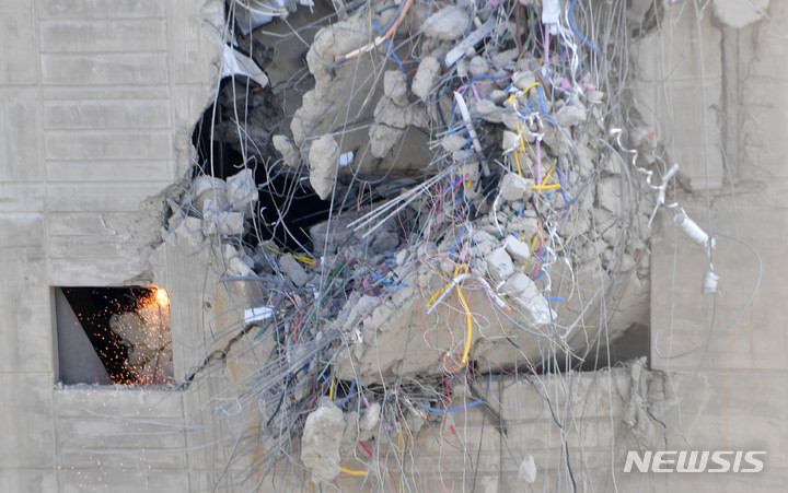 [광주=뉴시스] 변재훈 기자 = 광주 HDC현대산업개발 신축 아파트 붕괴 사고 25일째인 4일 오전 무너진 201동 서쪽 외벽 인근에서 구조 당국이 절단기로 잔해물 제거 중인 가운데 불꽃이 튀고 있다. 앞서 지난 2일 오전 26t가량 콘크리트 덩어리가 건물 안팎으로 추가 낙하하면서 작업이 일시 중단됐으나 안전 진단을 거쳐 전날부터 수색·구조 등 작업이 재개됐다. 2022.02.04. wisdom21@newsis.com