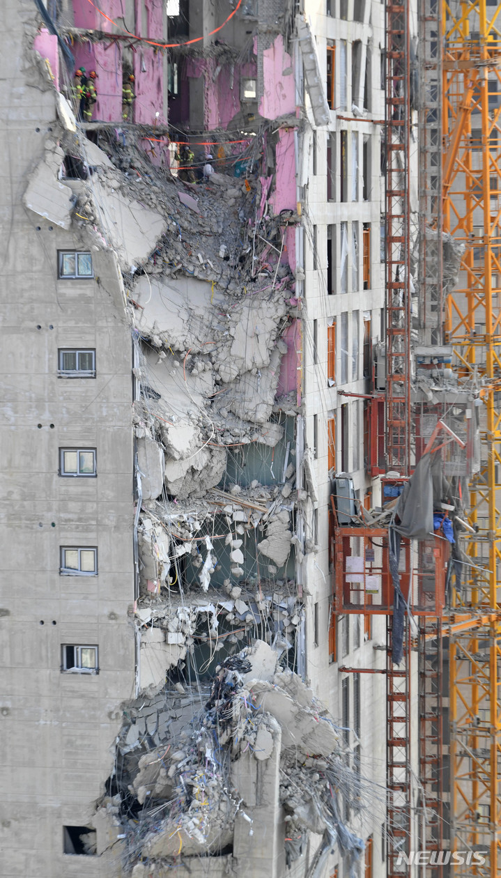 [광주=뉴시스] 변재훈 기자 = 광주 HDC현대산업개발 신축 아파트 붕괴 사고 25일째인 4일 오전 무너진 201동 남서쪽 28층 인근에서 실종자 수색·구조와 잔해물 제거 작업이 펼쳐지고 있다. 앞서 지난 2일 오전 26t가량 콘크리트 덩어리가 건물 안팎으로 추가 낙하하면서 작업이 일시 중단됐으나 안전 진단을 거쳐 전날부터 수색·구조 등 작업이 재개됐다. 2022.02.04. wisdom21@newsis.com