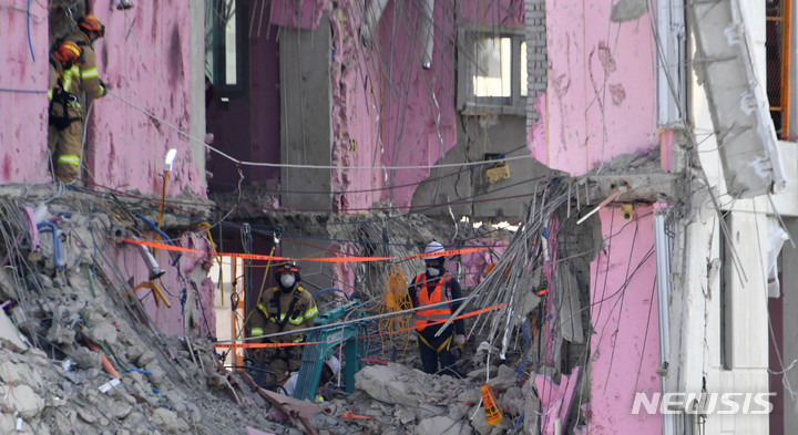 [광주=뉴시스] 변재훈 기자 = 광주 HDC현대산업개발 신축 아파트 붕괴 사고 25일째인 4일 오전 무너진 201동 남서쪽 28층 인근에서 실종자 수색·구조와 잔해물 제거 작업이 펼쳐지고 있다. 앞서 지난 2일 오전 26t가량 콘크리트 덩어리가 건물 안팎으로 추가 낙하하면서 작업이 일시 중단됐으나 안전 진단을 거쳐 전날부터 수색·구조 등 작업이 재개됐다. 2022.02.04. wisdom21@newsis.com